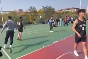 不是哥们，这个小比赛你上来就战斧劈扣啊？