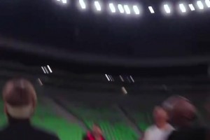 “球霸”东：你们最好把球传给我，这里我说的算。哈哈...