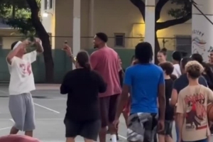 NBA对决烽火再燃！字母哥与热火球星激战正酣