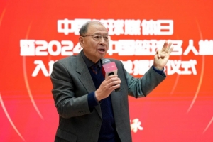 争议判罚引热议！杨毅点评篮球领导力，热爱是否为必要条件？