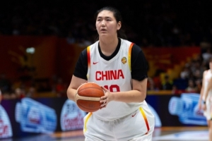 巅峰对决！中国女篮张子宇对位劣势，韩国女篮三分雨逆转胜