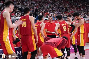 停顿与突破：中国男篮对抗日本队判罚引发热议