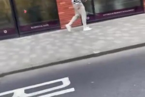 哈兰德就像普通人一样漫步在曼彻斯特街头，毫无明星架子