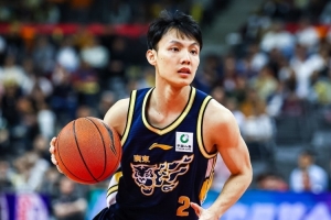 争议判罚引发热议：徐杰与对手激战正酣，关键时刻判罚成转折？