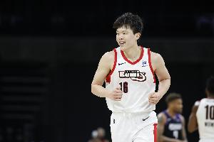 顶住压力！杨瀚森助力开拓者逆境突破展现顽强意志