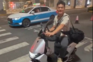 曾凌铉机场巧遇黎伊扬，小电驴接机背后的取胜秘诀？