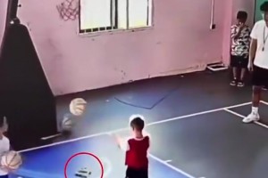 落坨翔子！臭小子，你打球还挺“脏”啊