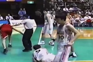 当年王仕鹏不慎踩到日本球员裆部，被吹违体犯规