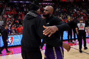 争议焦点：詹姆斯卸下防备，杜兰特16年NBA生涯见证其转变