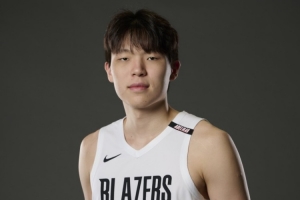 43分15板！杨瀚森内线数据全面爆发，争夺第三中锋位置