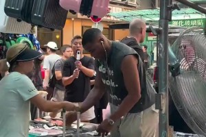 接地气啊！威少在香港游玩期间，随意下车到路边摊买了个行李箱