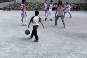 看这小孩哥打球，感觉不像是天赋，像是没忘干净